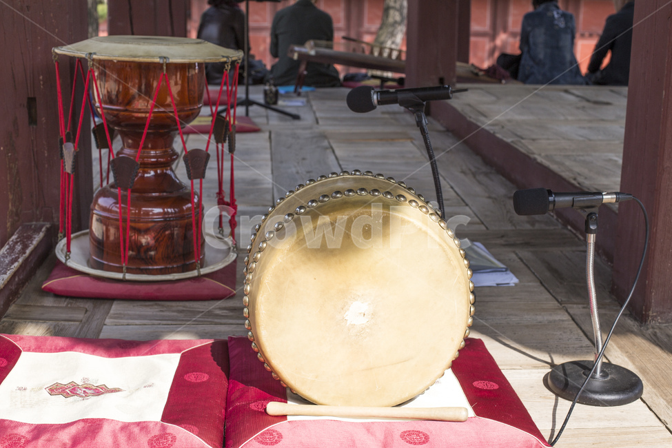 nongak,traditional instrument,festival,percussion instrument,drum,samulnori,pungmulnori,leather,traditional culture,janggu,musical instrument,performance,tradition,microphone,folk instrument,Korea