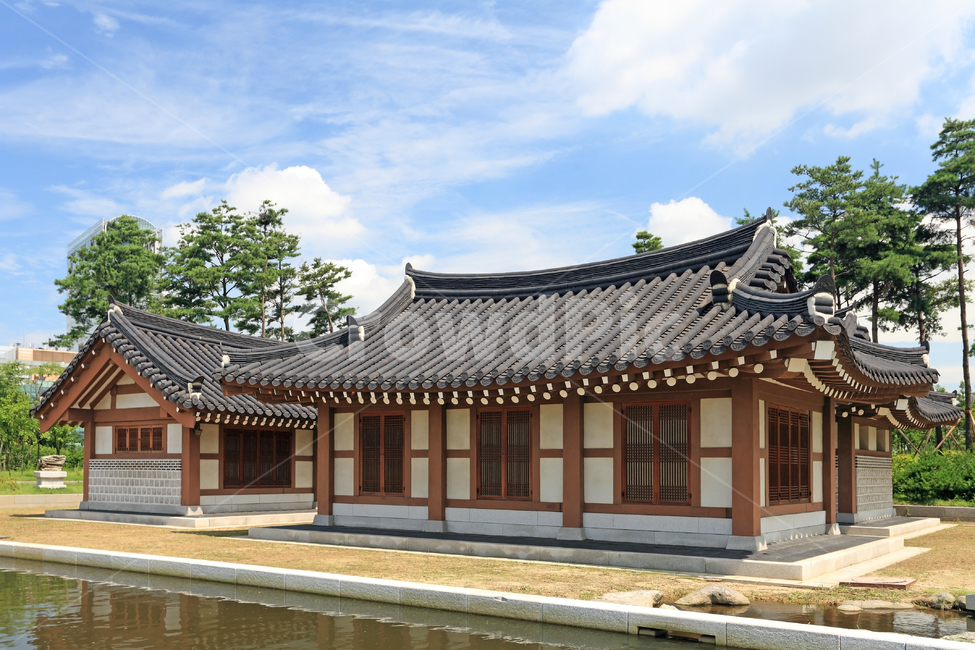 한옥,전통가옥,가옥,전통,한국,한국전통,기와집,기와,집,주택,건축,건축물,전통건축,전통건축물,하늘,풍경,연못,물