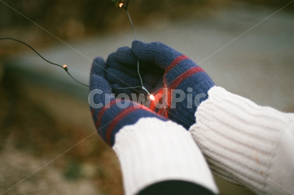 장갑,겨울,손,빛,전구,따뜻함,컨셉사진,겨울,계절,winter,season,사람,인물,인간,human,person,신체일부,몸,body,감성,sensible,feeling