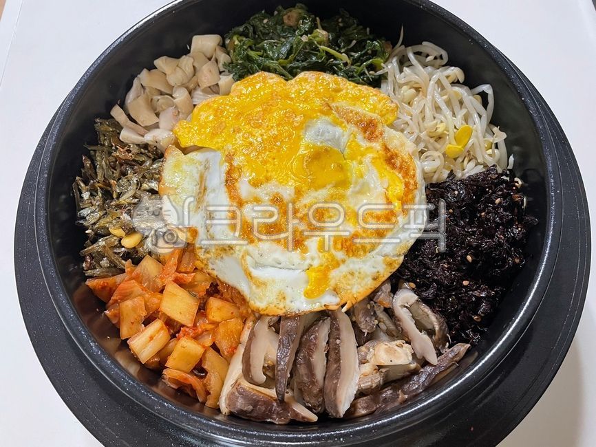 fried egg,Stone pot bibimbap,egg,bibimbap,stirfried anchovy,stirfry dish,fried food,boiled,bibim,seasoned dish,vegetable,vegetables,cabbage kimchi,Korean food,korean food,mushroom,stirfried shiitake mushroom,Egg,kimchi,cauldron bibimbap,Korean cuisine,coo