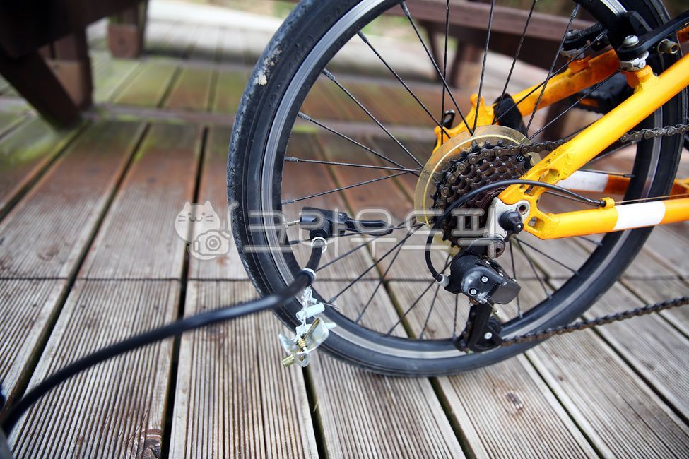 사이클링,타이어,자전거,교통수단,남자,바퀴,체인,실외,어른,스포츠,클로즈업,튜브,사람,수리,라이프스타일,wheel,machine,spoke,살,bicycle,vehicle,bike,공기,바람,공기주입,펌프,자전거수리,자전거정비,정비