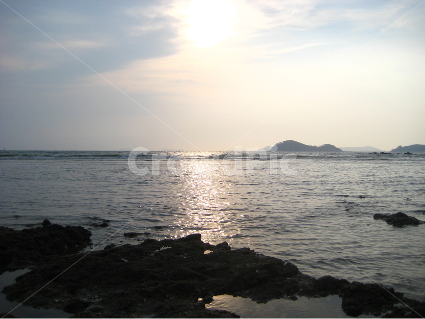 바다,하늘,노을,파도,석양,햇빛,물결,풍경,경치,그리움,황금빛,금빛,sea,ocean,earth,지구,scenery,wave,flow,gold,sunshine,sunset,sky,sun,자연,풍경,nature,landscape,outdoors,옥외,land,땅,water,물,대양,shoreline,해안선,promontory,곶