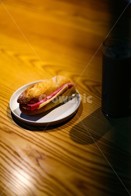 샌드위치,카페,카페음식,브런치,간식,디저트,음식,푸드,치즈샌드위치,햄샌드위치,빵,음료,커피,카페분위기,감성,감성사진,따뜻한조명,조명,빛,그림자,원목테이블,테이블,여백,미니멀,라이프스타일,food,brunch,cafe,음식,식재료,요리,food,cook,meal,dishes,food reserves
