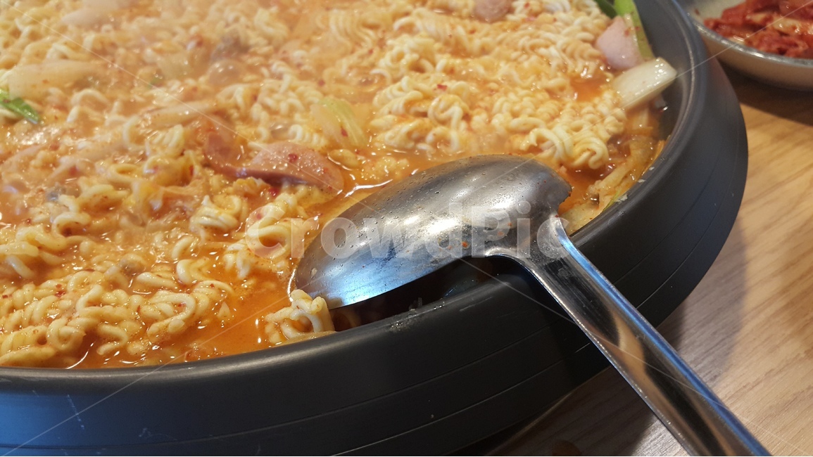 부대찌개,한식,한국요리,요리,코리아,korea,한국,레시피,recipe,맛집,식당,식사,메뉴,점심,점심식사,점심메뉴,직장인,일상,데일리,daily,food,noodle,라면,면요리,taste,flavor,delicious,tasty,맛있는,맛있다,먹방,분식,조리,cook,cooker,뜨거운,뜨끈뜨끈,뜨겁다,국물,테이블,음식,반찬,소세시,소시지,햄,그릇,접시,폰사진,폰샷,스냅,snap,snapshot,음식사진,향기,냄새,한국문화,문화,국자,조리도구,사물,오브젝트,object,물건,요리용품,ramen,면발,육수,꼬불꼬불,보글보글,부글부글,음식,식재료,요리,food,cook,meal,dishes,food reserves,한식,한국음식,한국요리,korean food,korean dishes,korean meal,korean cook