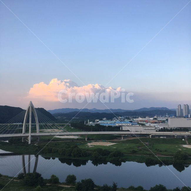 예쁜하늘,강,다리,예쁜구름,아침하늘,반사되는강