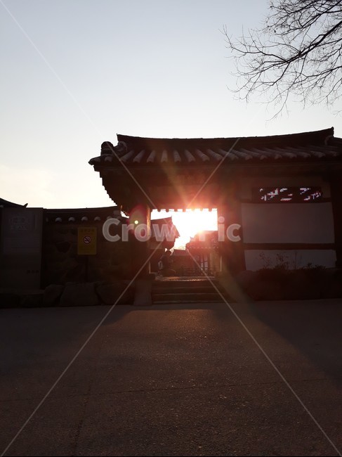 light,빛,flare,플레어,햇빛,architeture,건출물,building,건물,roof,지붕,sun,sunshine,전통,tradition,신라,집,house,경주,돌담,hanok,gyeongju