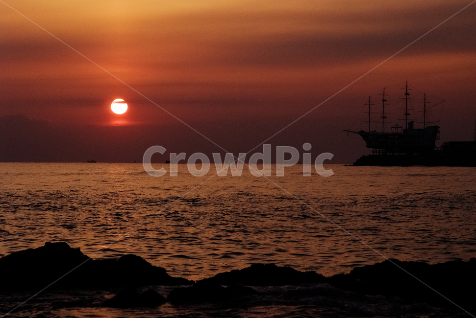 노을,해질녘,일몰,해넘이,sunset,비다,빨간색,배,하늘,저녘노을,풍경,자연,풍경,nature,landscape,vehicle,차량,boat,보트,transportation,교통,sunlight,햇빛