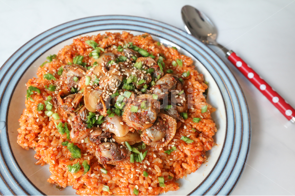 꼬막,꼬막비빔밥,비빔밥,한식,제철음식,조개,음식,맛있는,요리,밥,쌀,수산물,해산물,플레이팅,접시,가정식,숟가락,깨,파,식사,레시피,다이어트,먹음직스러운,매운,매콤한,제철요리,꼬막살,쫄깃한,음식,식재료,요리,food,cook,meal,dishes,food reserves,한식,한국음식,한국요리,korean food,korean dishes,korean meal,korean cook