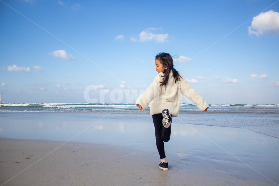 바다,sea,ocean,water,의류,자유,어린이,구름,해변,바다,beach,sea,사람,인물,인간,human,person,어린이,어린아이,child,children,kid,여행,휴가,traveling,vacation,trip