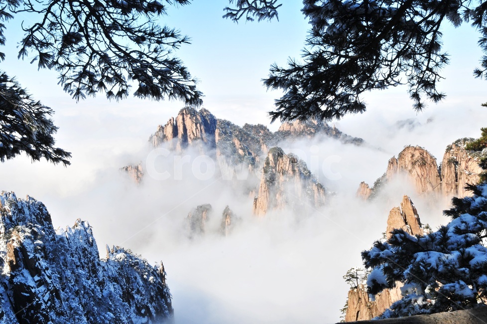 nature,자연,weather,날씨,outdoors,옥외,mountain,산,mountainrange,산맥,ice,빙,peak,피크,중국,황산,중국황산,황산설경,운해,설산,설경,바위산,절벽,중국비경,상고대,경치,경관,풍경,비경,명산,정상,골짜기,기암,기암괴석