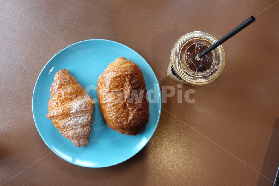 크로아상,빵,아메리카노,크로와상,파란,접시,나무,테이블,커피,카페,힐링,음식,식재료,요리,food,cook,meal,dishes,food reserves,빵,bread,디저트,간식,후식,dessert,snack,커피,카페,coffee,cafe