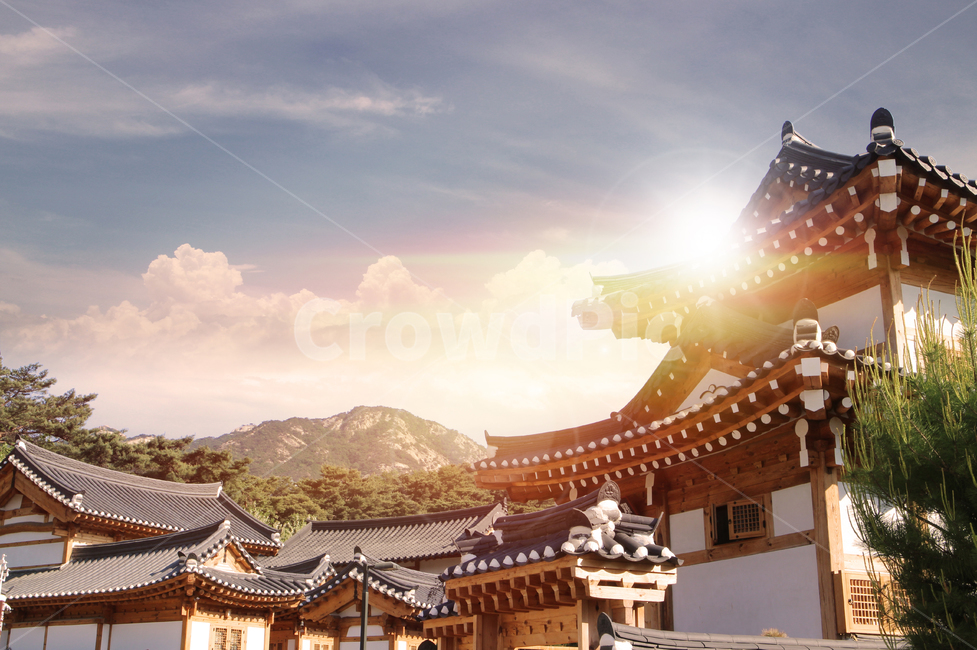 한옥,기와집,한국,전통,문화,건축,나무,지붕,대문,아시아,역사,오래된,한옥마을,웅장함,산,하늘,구름,빛,태양,일출,일몰,건축물,building,architecture