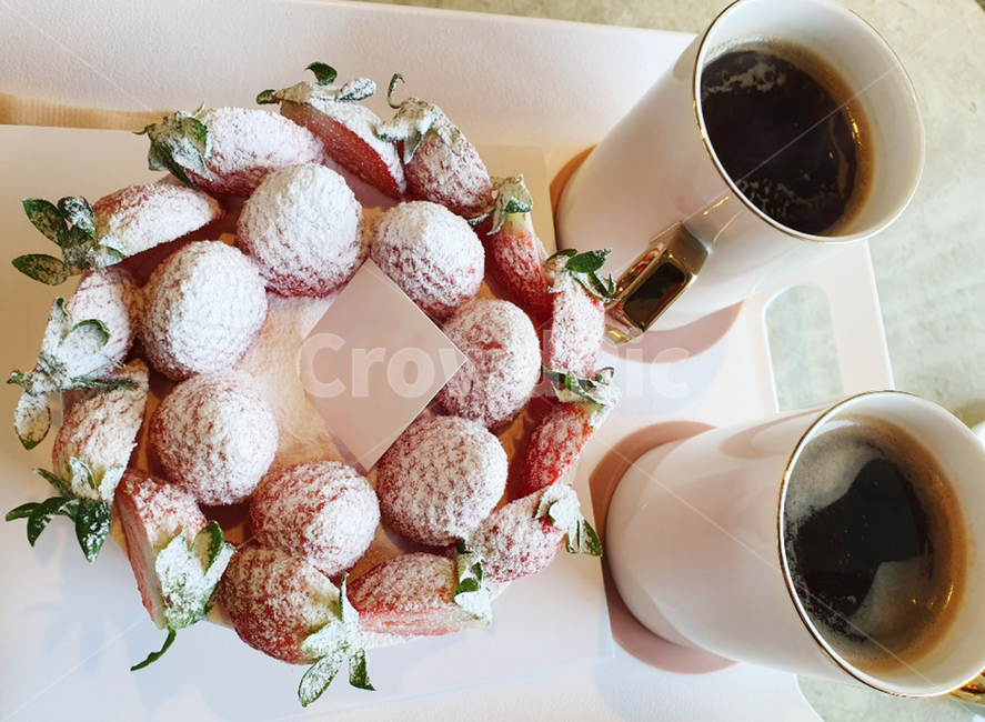딸기케익,커피,음료,딸기,후식,빵,bread,커피,카페,coffee,cafe