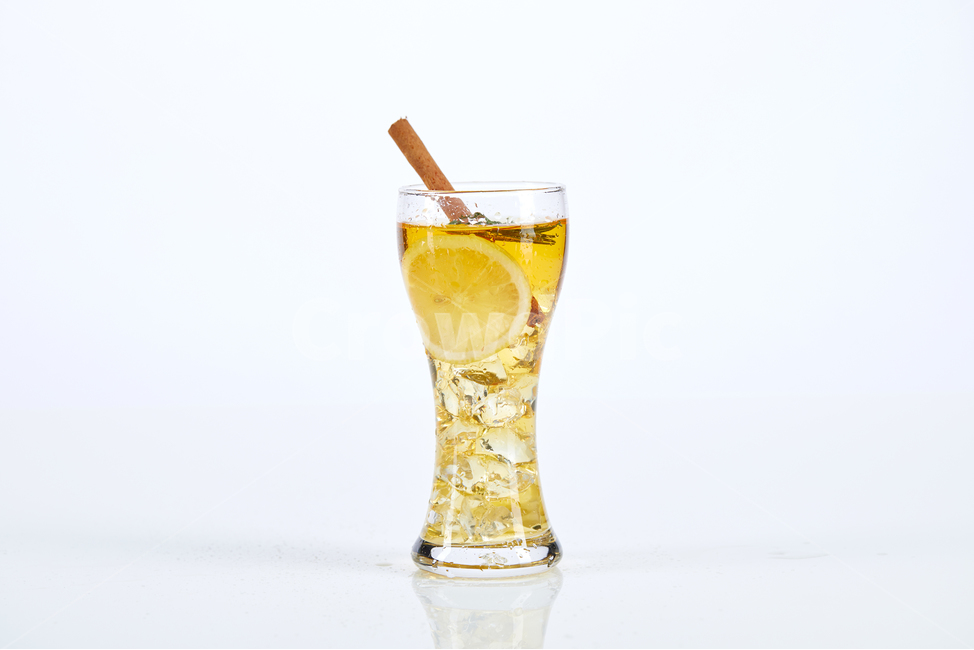 차,티,컵,침출차,화이트,흰색,유리잔,음료,음료수,아이스,얼음,투명컵,glass,유리,drink,마실것,시원한,노랑,음료수,drink,beverage