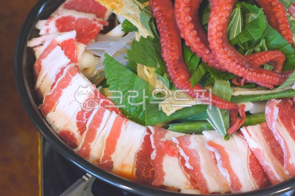 Octopus seafood casserole,octopushotpot,hotspicyseafoodstew,Whole octopus rice cake,wholeoctopus,Seafood beef and pork belly hot pot,spicyseafoodstew,whole octopus,Seafood beef and pork tteokbokki,seafoodhotpot,octopusstew,seafood hotpot,tteokbokki,Seafoo