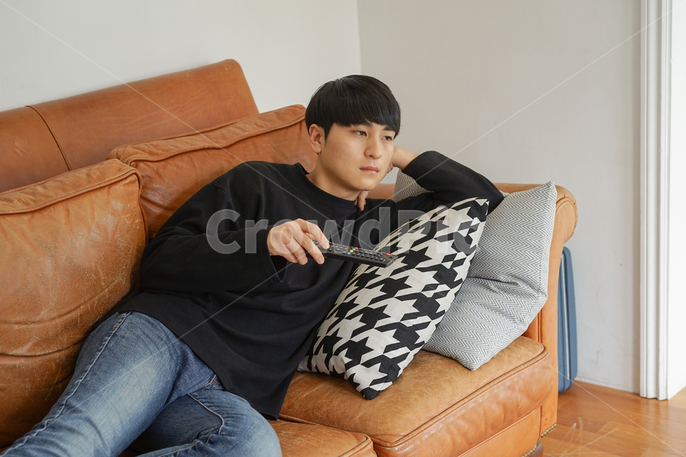 쇼파,소파,휴식,남성,남자,거실,휴일,sofa,실내,쿠션,rest,가구,티비,시청,텔레비전,tv,리모컨,집콕,방구석,일상,집돌이,사람,인물,인간,human,person,남성,남자,man,male