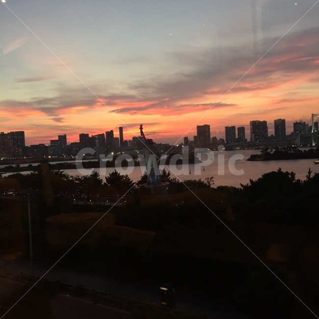 도쿄,오다이바,노을,사진,아이폰,색감,여행,일본,선셋,해,하늘,도시,자유의여신상,시내,구름,japan,trip,sunset,sky,cloud,tyoko,color,감성적,photo,shine,sun,도시,풍경,city,landscape,해외,외국,세계,foreign,oversea,world,nature,자연,outdoors,옥외,dawn,새벽,일몰,red sky,붉은 하늘,dusk,황혼