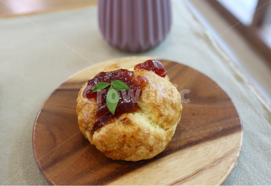 스콘,디저트,딸기스콘,카페,테이블,플레이팅,음식,식재료,요리,food,cook,meal,dishes,food reserves,디저트,간식,후식,dessert,snack,커피,카페,coffee,cafe