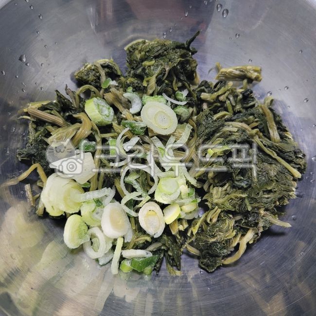 Herbs,Gondrea,seasoned,seasoned dish,Korean,cooking,green onion,food