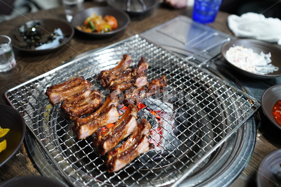 등갈비,육식,육류,간식,먹거리,음식,식사,안주,구이,한식,고기,음식,식재료,요리,food,cook,meal,dishes,food reserves,육류,고기,meat,한식,한국음식,한국요리,korean food,korean dishes,korean meal,korean cook
