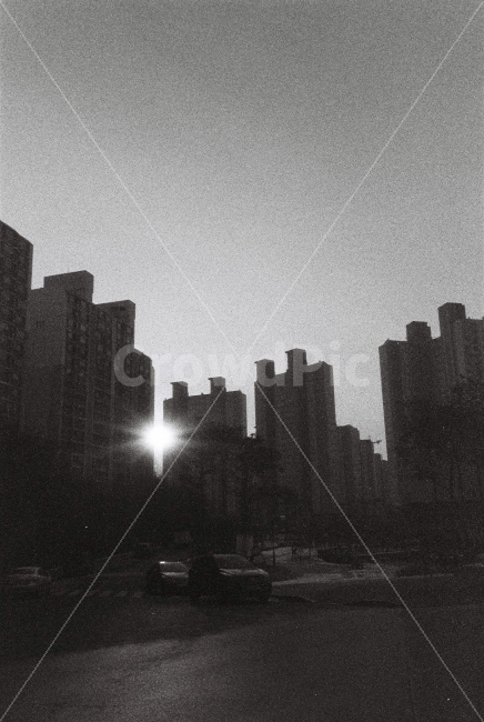 필름,필름사진,흑백,아날로그,감성,아침,빛,해,건물,그림자,실루엣,film,light,sunshine,bw,monochrome,ilford,iso3200,grain,35mm,도시,풍경,city,landscape,흑백,모노톤,monochrome,black and white,flare,플레어