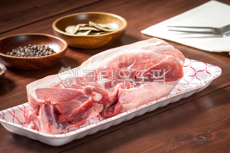 pepper,wooden plate,butchery,Meat restaurant,raw meat,Bossam,pork,Raw neck meat,pig,boiled pork,front leg meat,Pork front leg meat,pork belly,Pork root meat,boiled meat,Boiled pork,cooking,Raw pork belly,roast,whole pepper,Bossam Boiled Pork,Spice,tree,mu