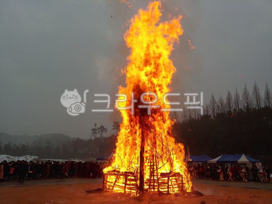 Full moon of the first lunar month,Burning the moon house,wish fulfillment,bonfire