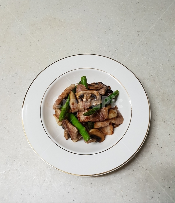 삼겹살,양송이버섯,아스파라거스,돼지고기,버섯,야채,요리,그릇,접시,고기,채소,음식,식재료,요리,food,cook,meal,dishes,food reserves,육류,고기,meat