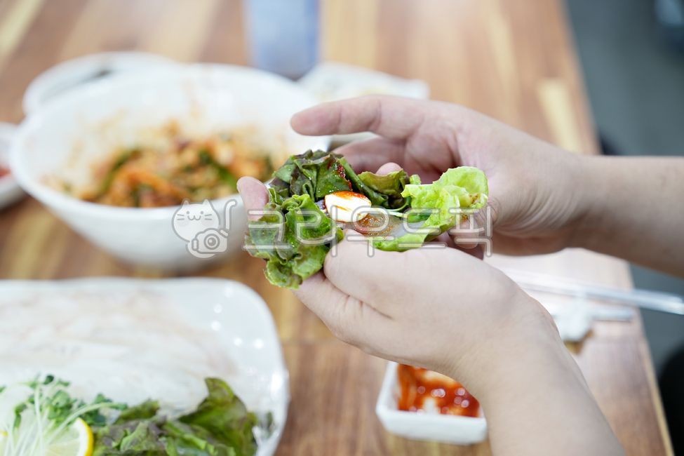 seafood,flatfish sashimi,cook,chopsticks,live fish,episode,wrapping,food,products,ocean,raw fish,fish,fishery,Flatfish,tradition