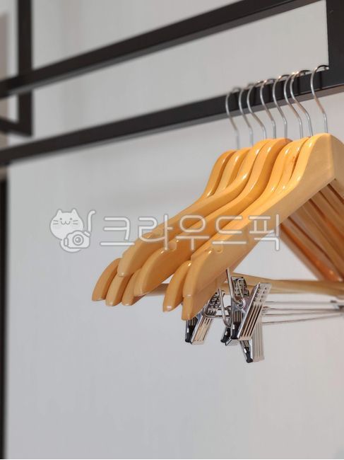 옷걸이,행거,옷장,빈,공허한,비어있는,옷,걸다,가구,인테리어,의류,정리,정리정돈,쇼핑,빈옷걸이,의상,fashion,shopping,clothes,화이트,흰색,배경,바지걸이,나무옷걸이,철제행거