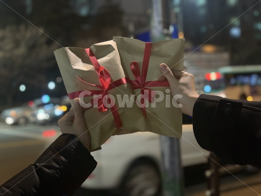 선물,리본,크라프트지포장,선물포장,밤거리