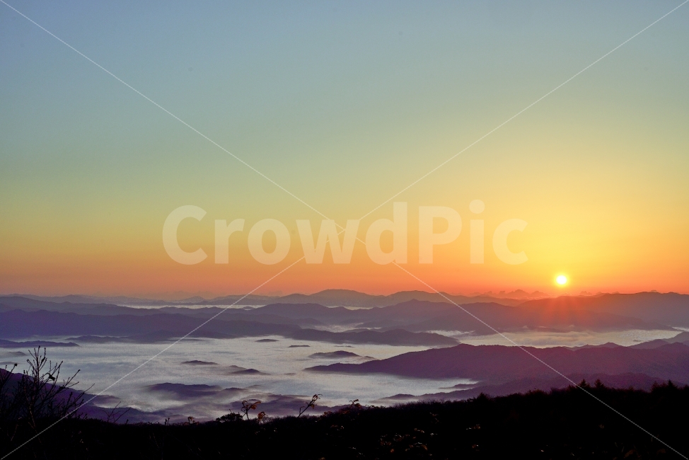 일출,운해,한국,자연,태양,구름,자연,풍경,nature,landscape,한국자연풍경,한국자연경관,korea nature landscape,outdoors,옥외,sunset,일몰,dawn,새벽,red sky,붉은 하늘,dusk,황혼,sky,하늘