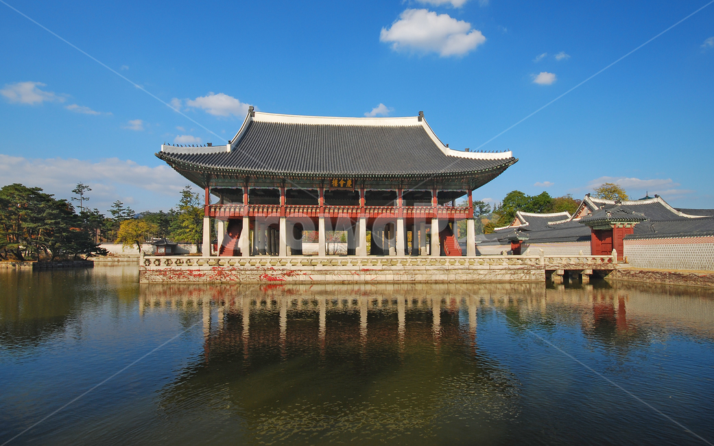 경복궁,경회루,누정,누각,고궁,궁,궁궐,하늘,연못,호수,명소,건축,전통,한국,한국전통,전통건축,전통건축물,건물,반영,자연,풍경,나무,구름,사적,역사,문화재,기와,지붕,정면,물,물결,아름다운,배경,백그라운드,서울
