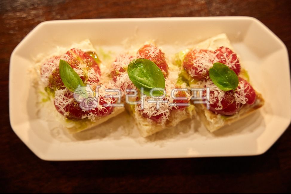 meal,pastry,dessert,restaurant,plate,bowl,italy,western food,canap