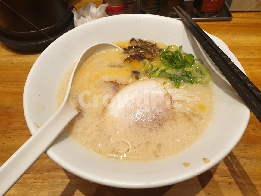 라멘,라면,이치란,이치란라멘,돈코츠,돈코츠라멘,차슈,돼지뼈육수,육수,일본,전통라멘,식재료,간식,식사,야식,음식,요리,간편식,진한육수,담백,담백함,분식,음식,식재료,요리,food,cook,meal,dishes,food reserves,면류,면요리,noodles,일식,일본음식,일본요리,Japanese food,Japanese dishes,Japanese meal,Japanese cook