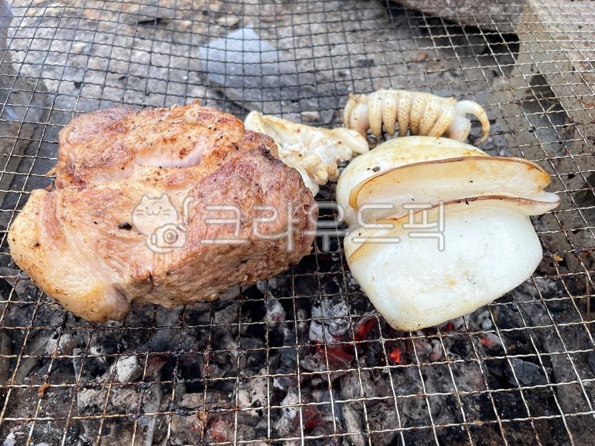 steak,Charcoal grilled cuttlefish,briquet,pork,thick,pig,charcoal fire,BBQ,cuttlefish,Briquette grilling,pork belly,Korean food,fire,ingredients,cooking,delicacy,roast,koreanfood,Charcoal grill,Korean cuisine,cook,Charcoal grilled squid,Korean,Grilled squ