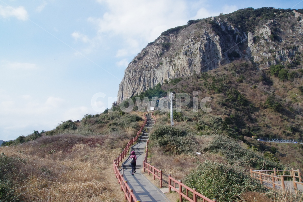 종산화산,산방산,제주도,서귀포,안산암,자연,풍경,nature,landscape,한국자연풍경,한국자연경관,korea nature landscape,제주도,jeju,jeju island,person,사람,human,인간