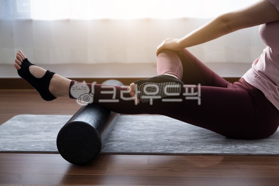 홈트,홈요가,홈트레이닝,건강,날씨한,한명,주택,훈련,맨몸운동,맨손운동,요가,필라테스,여성,여자,동작,자세,거실,침실,창문,커튼,오전,모닝,햇살,햇빛,아름다운,몸,신체,뒷모습,신체부분,육체,건강한,실내,포즈,연습,웰빙,요가복,타이즈,레깅스,피트니스,힐링,아침,매트,스트레칭,요가매트,마루바닥,마루,균형