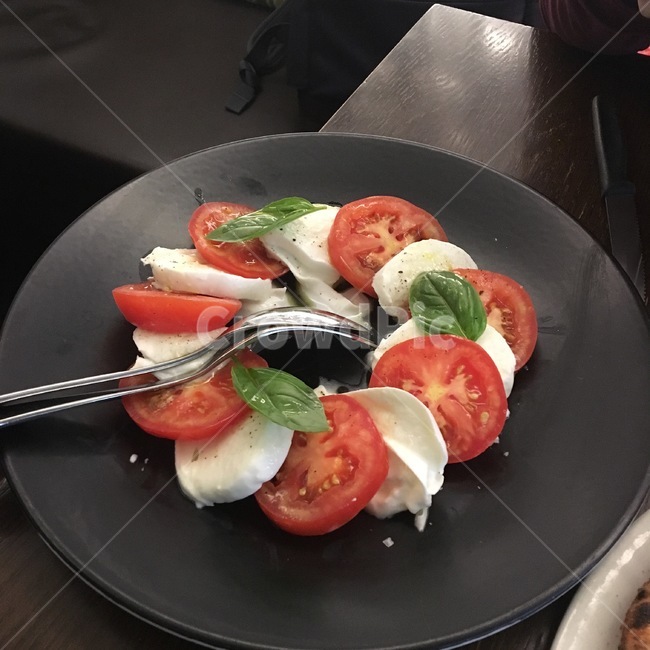 카프레제,토마토,치즈,셀러드,meal,식사,food,음식,dish,요리,모짜렐라치즈,그릇,레스토랑,음식,식재료,요리,food,cook,meal,dishes,food reserves