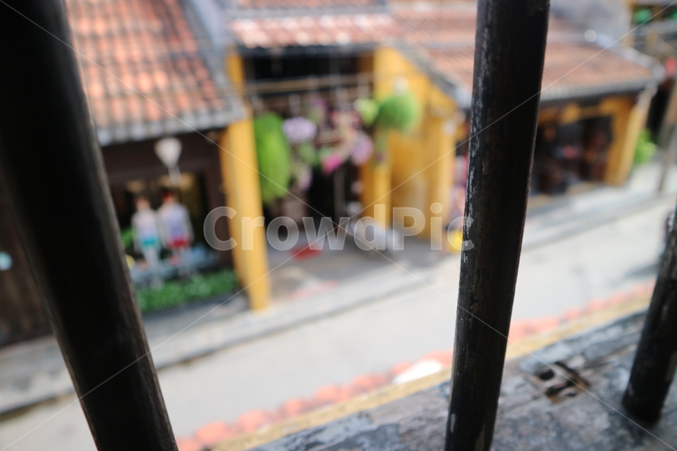 human,인간,person,사람,창살,wood,목재,창밖,건축,building,yellow,지붕,roof,prison