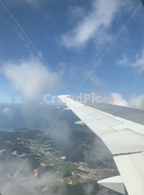 비행기,하늘,구름,구름사이,산,nature,자연,outdoors,landscape,경치,transportation,교통,airplane,aircraft,항공기,vehicle,scenery,풍경