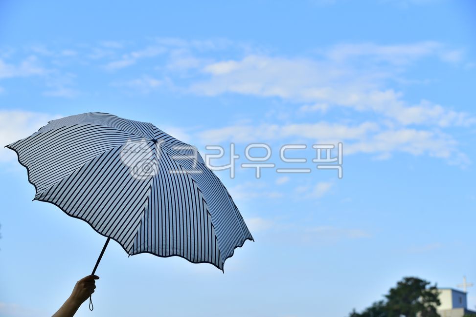양산,우산,여자,여성,여자모델,손,팔,여성모델,모델,옥외,야외,화창한,날씨,자외선,차단,해빛,보호,자외선차단,햇빛차단,인물,사람,양산쓴,들고있는,잡고있는,빛,밝은,따사로운,자연,인간,하늘,푸른하늘,구름,푸른,파란,파란하늘,sky,blue,bluesky,clouds,sunshade,parasol,umbrella,female,woman,person,sun,lady,human,여름,summer