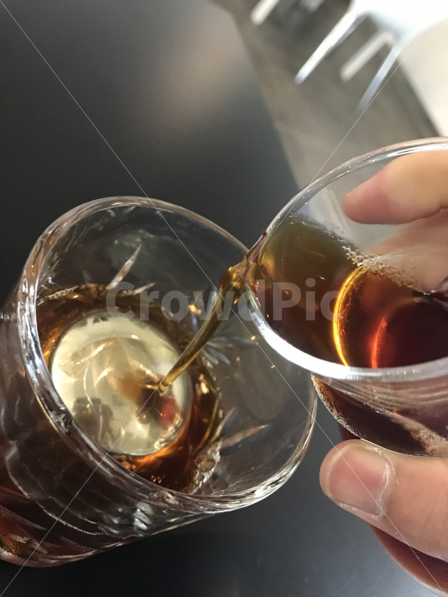 얼음공,쇠공,얼음,커피,카페,coffee,cafe,드립커피,과테말라,사람,인물,인간,human,person,커피,카페,coffee,cafe