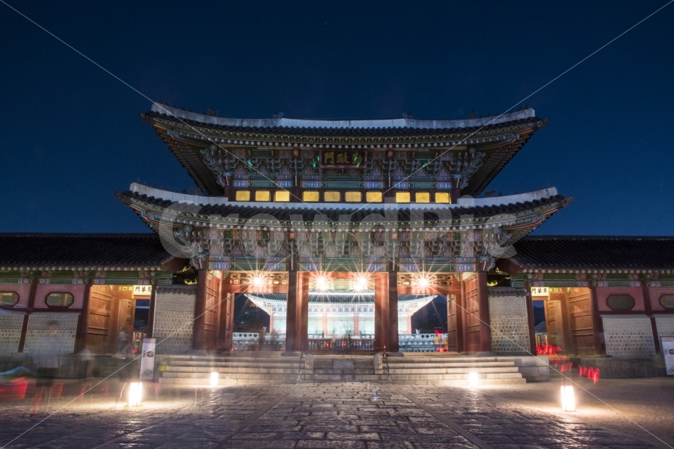 경복궁,야간개장,경복궁입구,경복궁야간개장,장노출,야경,밤,풍경,nightscape,night,landscape,랜드마크,landmark,tourist attraction,한국전통,한국문화,korean traditional,korean culture,architecture,건축물,shrine,신사,pagoda,탑,worship,예배,building,건물