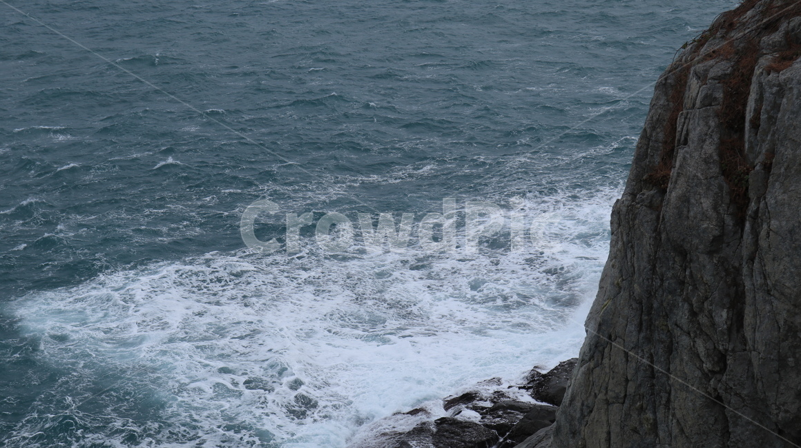 outdoors,옥외,nature,자연,cliff,sea,물,water,낭떠러지,ocean,대양,wave,파도,바다,blue,바위
