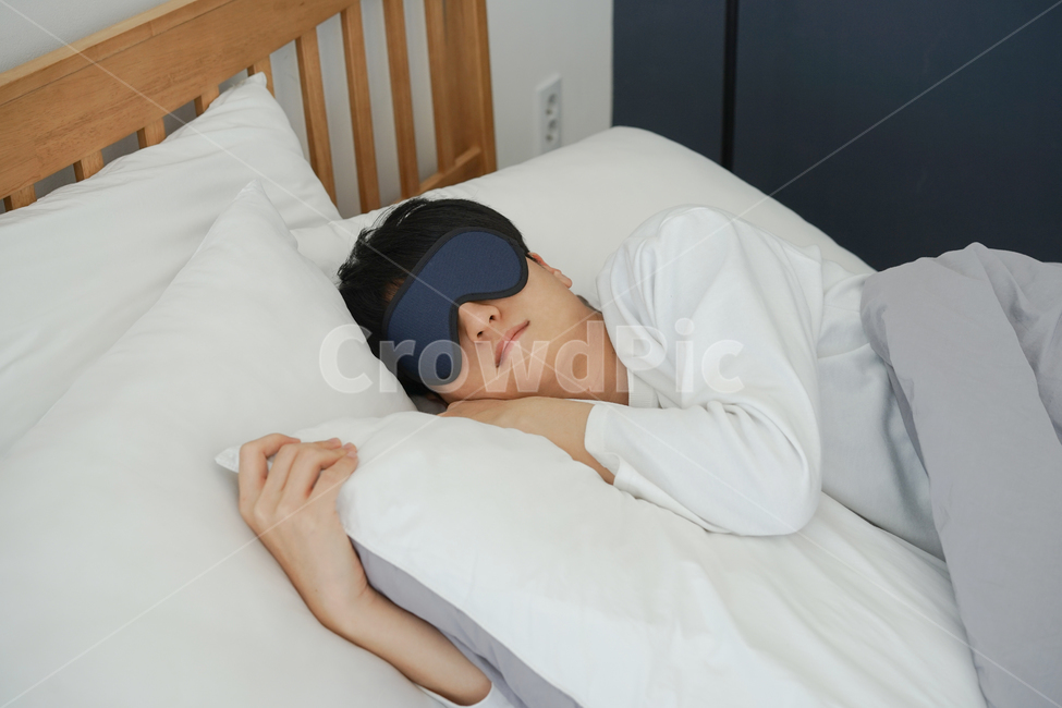 침대,이불,침실,방,남자,남성,수면,취침,잠,낮잠,늦잠,수면안대,안대,사람,인물,인간,human,person,남성,남자,man,male