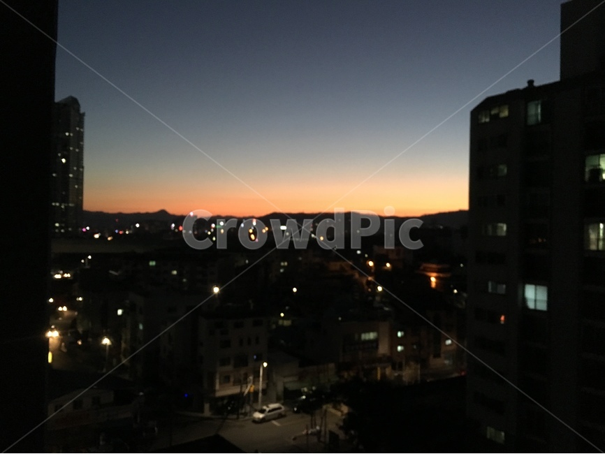 아파트,저녁,일몰,하늘,자연,감성,집,창문,풍경,해,야경,밤,풍경,nightscape,night,landscape,도시,city,urban,어반,시티,metropolis,중심지,building,건물,town,nature,outdoors,옥외,경치,scenery