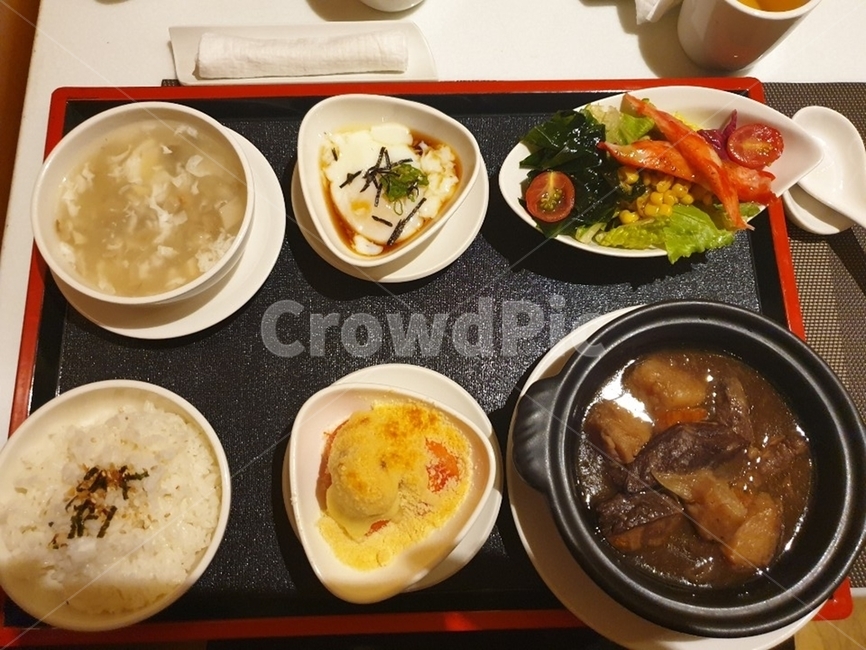 한상차림,일식,대만,토마토,샐러드,치즈,디저트,소갈비,밥,수란,음식,요리,쌀밥,점심,고기,양상추,감자,쟁반,식사,한끼