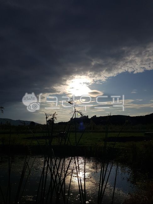 sky,atmosphere,pond,shadow,nature,pool,backlight,dinner,water,cloud,light,sunset,Emotion,nightfall