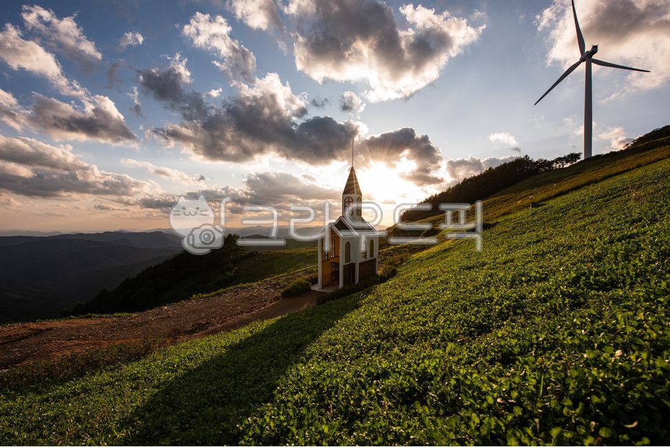교회,성당,건축물,관광지,청옥산,풀,풀밭,일몰,하늘,태양,빛,구름,풍력,풍력발전,풍력발전기,산,자연